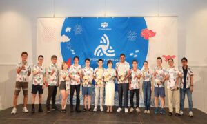 CBNV FJP khu vực Kyushu vui mừng nhận quà tặng CBNV thâm niên