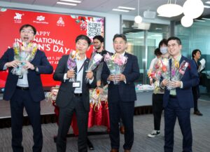 Phái đẹp FPT Japan rộn ràng nhận hoa và quà trong ngày 8/3