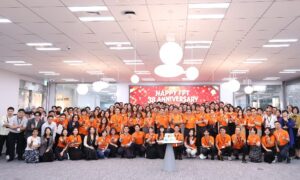 FJPの社員が一緒にろうそくを吹き消し、FPTグループの創立38周年を祝った